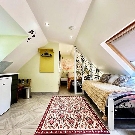 Forest Studio Apartment Gated Parking On 2 Acres Garden チズルハースト エクステリア 写真