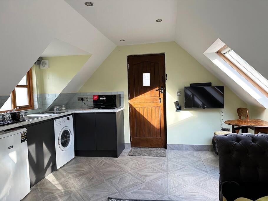 Forest Studio Apartment Gated Parking On 2 Acres Garden チズルハースト エクステリア 写真