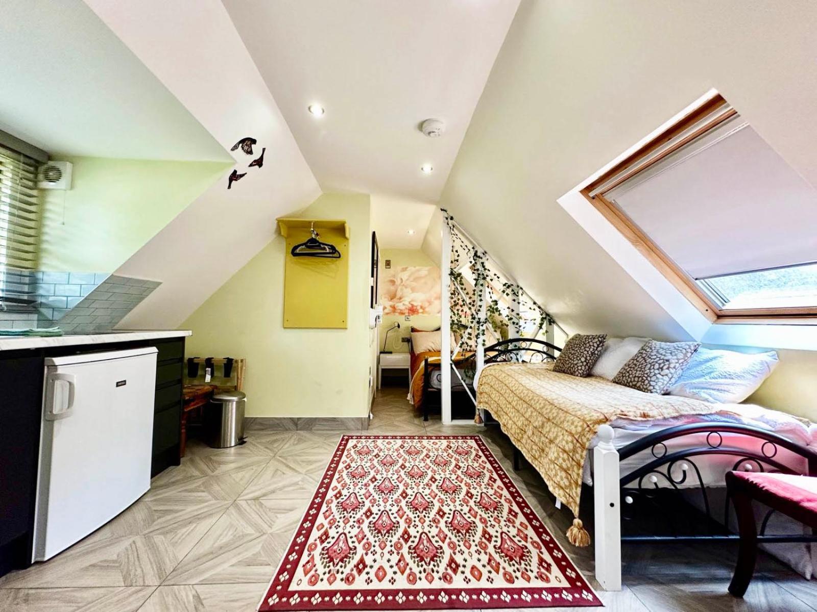 Forest Studio Apartment Gated Parking On 2 Acres Garden チズルハースト エクステリア 写真