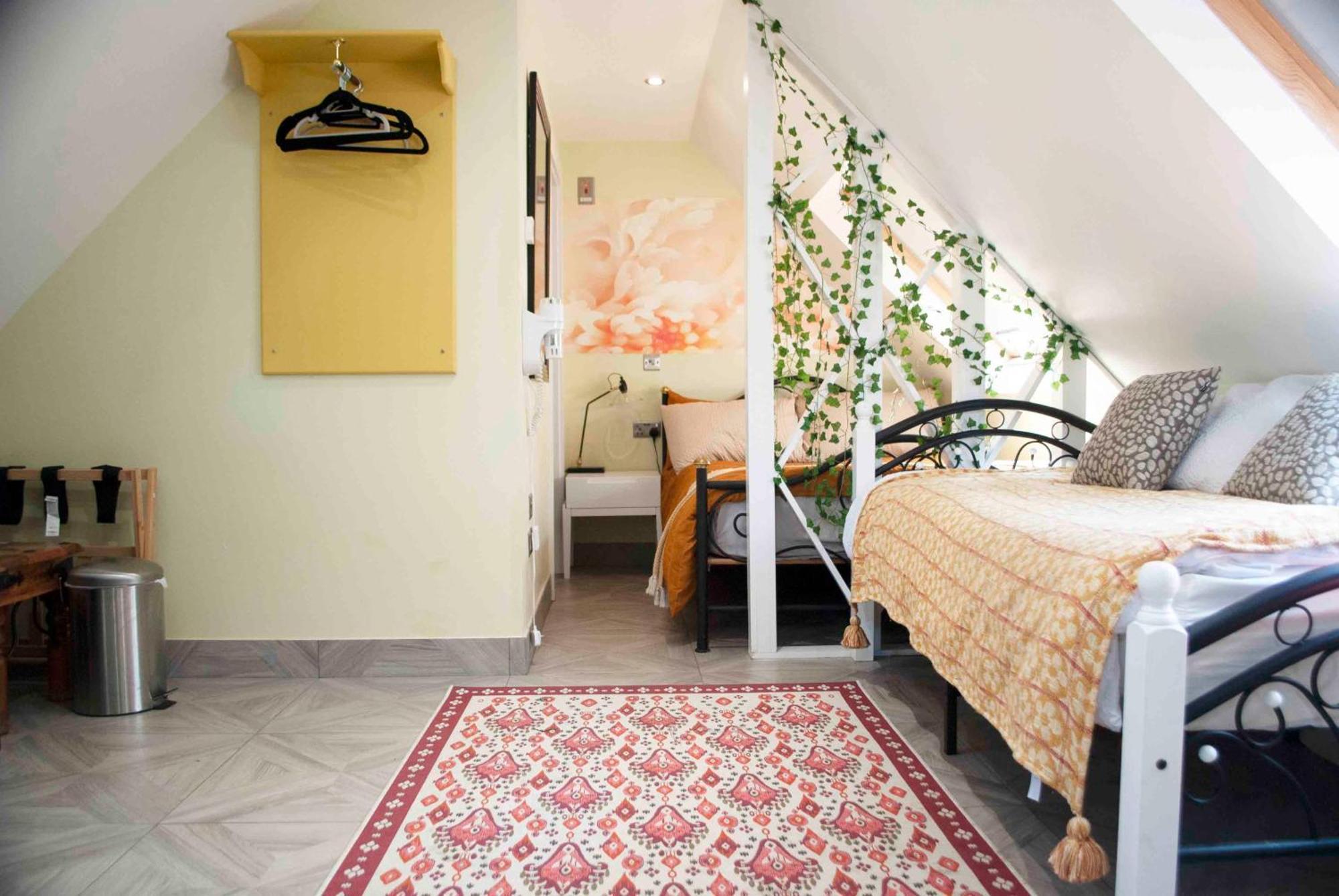 Forest Studio Apartment Gated Parking On 2 Acres Garden チズルハースト エクステリア 写真